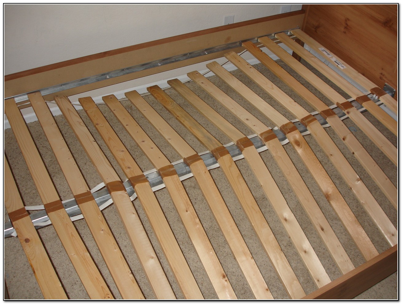 Кровать двуспальная с рейками