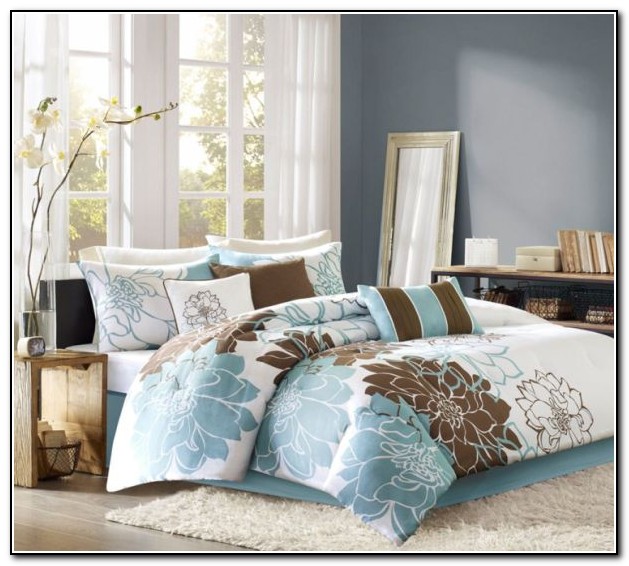 Pale Blue And White Bedding